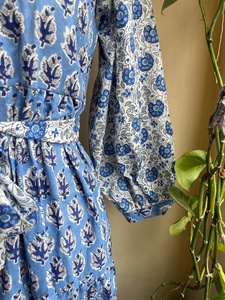 เดรสยาวพิมพ์ลายดอกไม้คอวีแขนยาวไซส์ใหญ่สำหรับผู้หญิงขายดีปี 2026 ผลิตจากผ้าฝ้ายพิมพ์ลายบล็อก ราคาโรงงาน - Product Image 4