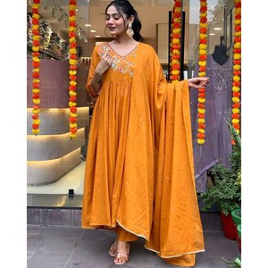 ชุดปาร์ตี้ที่สวยงามสวมด้านบนและด้านล่างด้วย dupatta ขนาด XL - Product Image 2