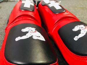 Protège-tibias et protège-jambes en cuir rouge avec fermeture auto-agrippante, genouillères de protection légères pour l'entraînement de kick-boxing unisexe - Product Image 4