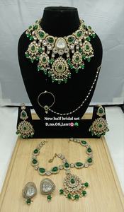 ชุดเครื่องประดับเจ้าสาวแบบอินเดียประดับมุกและทองเหลืองชุบทองคำขาว ดีไซน์หรูหรา งานฝีมือคุณภาพสูง สำหรับงานหมั้น งานแต่งงาน และงานเลี้ยง คอลเลคชั่น NGGC - Product Image 2