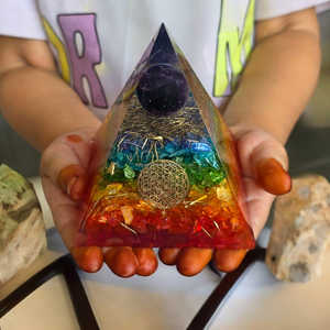 Pirámide de Orgonita con Virutas de Piedras Preciosas Naturales, 7 Chakras, Hecha a Mano, Decoración de Resina y Cobre, Arte en Capas de Piedra Arcoíris, Pirámide de Resina Artesanal - Product Image 3