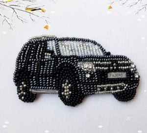 Broche en cristal à la mode, accessoire de bijouterie pour femmes, fabriquée à la main, à prix abordable - Product Image 4