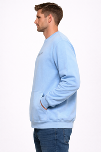 Sweat-shirt en molleton bleu ciel pour homme de qualité supérieure avec poche kangourou sur le devant, tissu en mélange de coton ultra-doux pour un confort chaud et douillet - Product Image 2