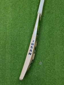 Bate de Críquet Ihsan Sports All Pro Edition, Duradero y Ligero, de Madera de Sauce Inglés, para Mano Derecha/Izquierda, con Funda y Agarre Adicional - Product Image 4