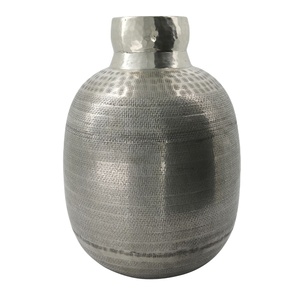 Meilleur prix Vase à fleurs en métal décoratif pour la maison avec un design attrayant de gravure à la main Nouveau vase de sol en aluminium Fournisseur direct de l'Inde - Product Image 1