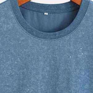 Camiseta con pedrería brillante para un look moderno y llamativo en cualquier momento. - Product Image 3