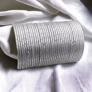 ชุดกำไลข้อมือไหมสีม่วงราชวงศ์และสีม่วงเข้ม ประดับด้วยงานปักดิ้นเงินซารีอย่างประณีต และคริสตัลเม็ดเล็กๆ สวยงาม - Product Image 4