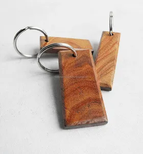 Llavero de madera para acampar aventura, accesorio de viaje personalizado duradero con metal de hierro y material plástico PU para uso en exteriores - Product Image 1