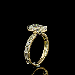 Anillo de Compromiso con Diamante Cultivado en Laboratorio con Corte Esmeralda Clásico Certificado por IGI, Piedras Laterales Baguette, Chapado en Rodio, Oro de 10K, 14K, 18K, Plata 925, 935 - Product Image 3