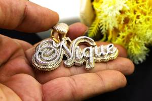 Colgante de Letra Nique Chapado en Oro de 18K con Moissanita de Corte Brillante Redondo y Microincrustaciones, Amuleto de Lujo Temático, Unisex para Uso Diario - Product Image 2