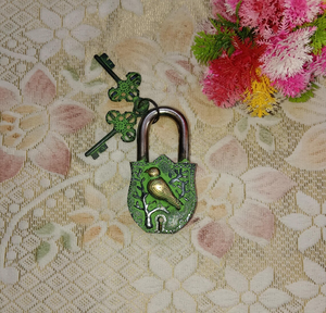Candado de Latón con Forma de Pájaro Vintage, Cerradura Decorativa de Metal Antigua con Acabado Verde, Diseño Ornamentado de Pájaro, Llaves de Esqueleto - Product Image 5
