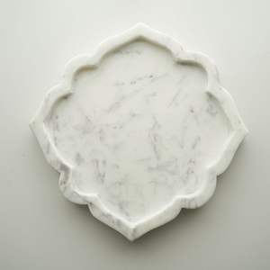 Plateau de service en marbre avec bordure surélevée pour une pose sécurisée des plats chauds, des tasses et des bols de service - Product Image 1