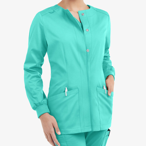 Blouse de travail personnalisée en gros, col rond, patte de boutonnage dissimulée, fermeture à boutons-pression, manches longues, poignets côtelés, poches plaquées, blouses de travail élégantes - Product Image 1