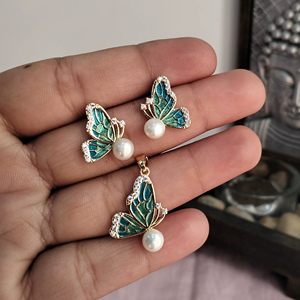 Conjunto de Colgante de Mariposa con Perlas de Agua Dulce y Madreperla, Chapado en Oro, Venta al por Mayor - Product Image 1