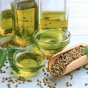 Huile de graines de chanvre pressée à froid, pure et naturelle, de qualité alimentaire, riche en acides gras oméga, pour la cuisine, les soins de la peau, les soins des cheveux et le bien-être - Product Image 1