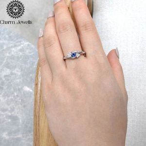Bague de fiançailles pour femme Charm Jewells en argent plaqué or multi-couches avec moissanite taille coussin, certifiée IGI, sertissage griffe classique, 3g - Product Image 1