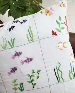 Housse de coussin carrée personnalisée en broderie artisanale motif vie marine, 100% coton lavable, style vintage, taie d'oreiller avec fermeture éclair pour la maison - Product Image 2