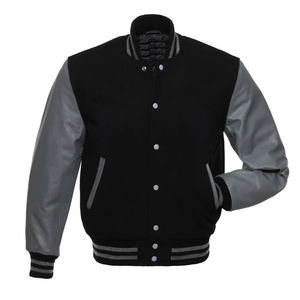 แจ็คเก็ตวาร์ซิตี้สีดำและสีเทาสำหรับผู้ชาย สไตล์เลตเตอร์แมน แจ็คเก็ตเบสบอลบุภายในนุ่มพร้อมแขนเสื้อหนังตัดสี - Product Image 1