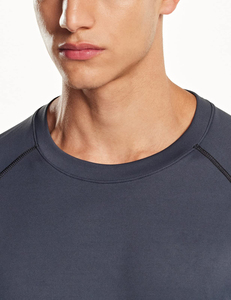 T-shirt de sport noir personnalisé à manches longues OEM ODM avec impression de lettres rouges séchage rapide logo personnalisé col rond pour homme tenue d'équipe 2026 Pro - Product Image 4