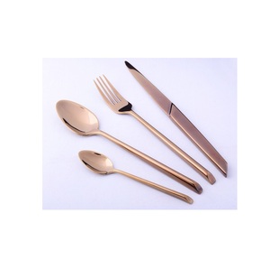 Juego de cubiertos de metal con acabado plateado clásico y revestimiento anticorrosión, ideal para banquetes, buffets y eventos de comedor formal. - Product Image 5
