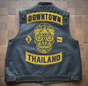 เสื้อกั๊กหนังวัวแท้ MC พร้อมรายละเอียดผ้านวมหกเหลี่ยมประดับเพชร - Product Image 2