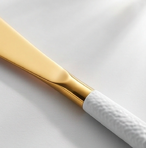 Juego de cubiertos dorados con mango de cerámica blanca, diseño moderno, apto para lavavajillas, para bodas y uso en la mesa. - Product Image 2
