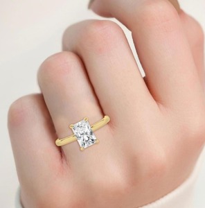 Bague de fiançailles de luxe classique en or rose 10K avec diamant de laboratoire taille radiant et taille rond de 2,08 carats et halo caché - Product Image 1