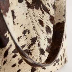 Sac fourre-tout unisexe en cuir véritable à imprimé vache, grande capacité, style hobo, avec poignée souple et fermeture éclair, sac à bandoulière tendance pour le quotidien - Product Image 6