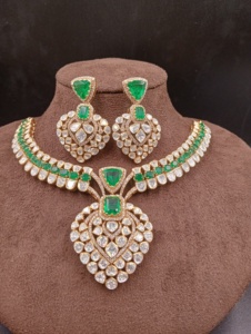 Juego de Collar y Aretes de Plata Chapada en Oro de Alta Calidad para Mujer, con Piedra Doble Verde, Diseño Floral Clásico, de Amaira Jewels - Product Image 3