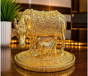 Idole de veau Kamdhenu de luxe faite à la main avec placage or 24 carats, cadeau religieux multi-pièces pour les festivals, les inaugurations de maisons et les mariages - Product Image 3