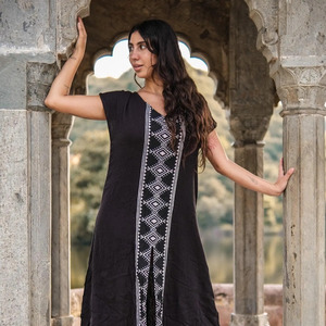 Robe longue kaftan noire en coton pur brodée à la main style bohème Chikankari avec bordure géométrique et fentes latérales - Product Image 3