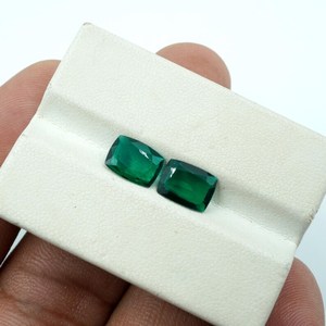 Paire d'émeraudes zambiennes cultivées en laboratoire : pierres précieuses vertes taille coussin (8x6x2,5 mm) (2 pièces) - Product Image 4
