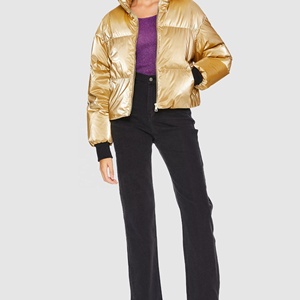 เสื้อพัฟเฟอร์กันน้ำกันลมแบบมีซิปเต็มตัว แต่งขอบยางยืดแบบกลับด้านได้ ปักลายแบบสั่งทำพิเศษ สีทองเมทัลลิกเงา แบบเย็บติดกัน - Product Image 4