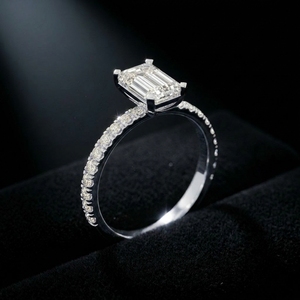 Anillo de compromiso con diamante solitario de corte esmeralda cultivado en laboratorio y diamantes pavé de corte redondo en oro blanco de 10k, 14k, 18k - Product Image 5