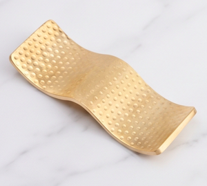 Repose-cuillère en métal martelé doré, support à couverts ondulé et incurvé pour la cuisine et la décoration de table. - Product Image 1