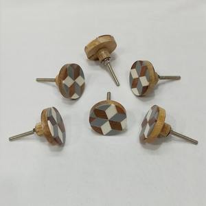 ลูกบิดประตูไม้เรซิ่นทำมือคุณภาพดีเยี่ยม วัสดุไม้ธรรมชาติและหิน พร้อมอุปกรณ์ฮาร์ดแวร์สำหรับประตู ผลิตในอินเดีย - Product Image 1