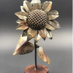 Sculpture de tournesol en métal faite à la main, art décoratif de jardin pour la décoration intérieure, accent de table, ornement floral intérieur et extérieur - Product Image 5