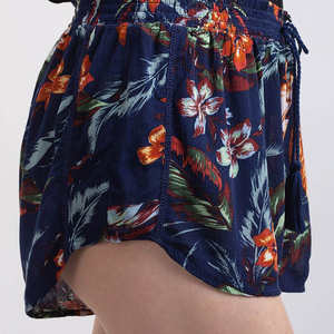 กางเกงขาสั้นลำลองเอวยางยืดพิมพ์ลายดอกไม้สีกรมท่าสำหรับผู้หญิง - Product Image 4