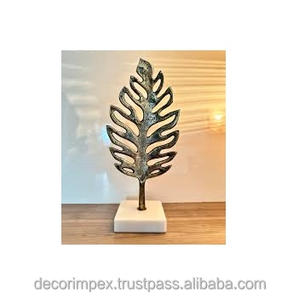 Pure Home and Living, Monstera Leaf Stand Centrrepiece Gold Clean usando parte suave y seca del conjunto. - Product Image 3