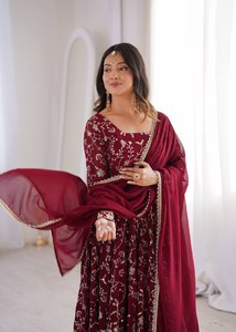 Robe Anarkali brodée bordeaux avec dupatta en mousseline de soie, ensemble Salwar Kameez pour femme, tenue de mariage et de fête - Product Image 2