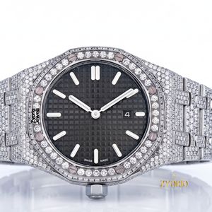 Reloj de Lujo con Movimiento de Cuarzo y Moissanita, Esfera Negra Texturizada, Brazalete de Acero Inoxidable en Tono Plateado, para Hombre, con Caja - Product Image 1