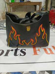 Sac à bandoulière CUSTOM SF 1225 en cuir véritable avec motif flamme, design marron foncé et blanc pour femmes - Product Image 5