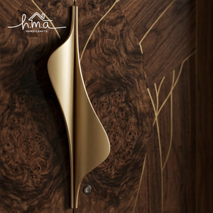 Tirador de latón dorado artístico tradicional con borde curvo, ecológico y duradero, herrajes de lujo para armarios, cocinas y baños. - Product Image 1