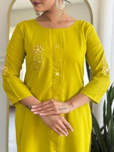 Ensemble Kurta et pantalon en soie romaine jaune moderne pour femmes, avec dupatta imprimée de fleurs |   Costume ethnique de créateur pour occasions de fête d'hiver et d'automne - Product Image 4