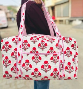 Sac de voyage matelassé en coton avec motif floral rouge, fermeture éclair, grande capacité, sac de week-end - Product Image 4