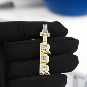 Colgante Personalizado TRBR con Letra, Joyería Hip Hop con Moissanita y Acabado en Oro Rosa, para Fiestas, Unisex - Product Image 1