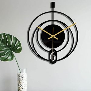 Horloge murale en métal noir de haute qualité qui apporte un charme industriel raffiné aux espaces résidentiels et commerciaux. - Product Image 2