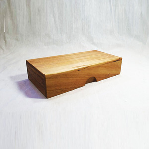 Juego de dominó de madera artesanal con puntos de colores incrustados dentro de una caja rectangular deslizante para juego moderno en la mesa. - Product Image 6