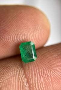 ESMERALDA NATURAL SUELTA DE 0.70 CT CON CORTES DE OCHO ÁNGULOS. HERMOSA ESMERALDA PARA JOYERÍA. - Product Image 3