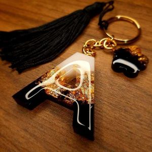 Llavero de lujo con dije de alfabeto, accesorios de moda, llavero dorado de resina brillante para bolsos, hecho a mano en India - Product Image 4